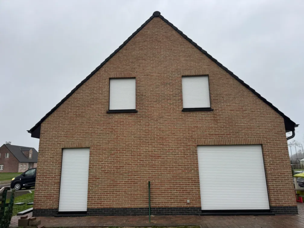 Professioneel gereinigde bakstenen gevel na volledige behandeling - als nieuw