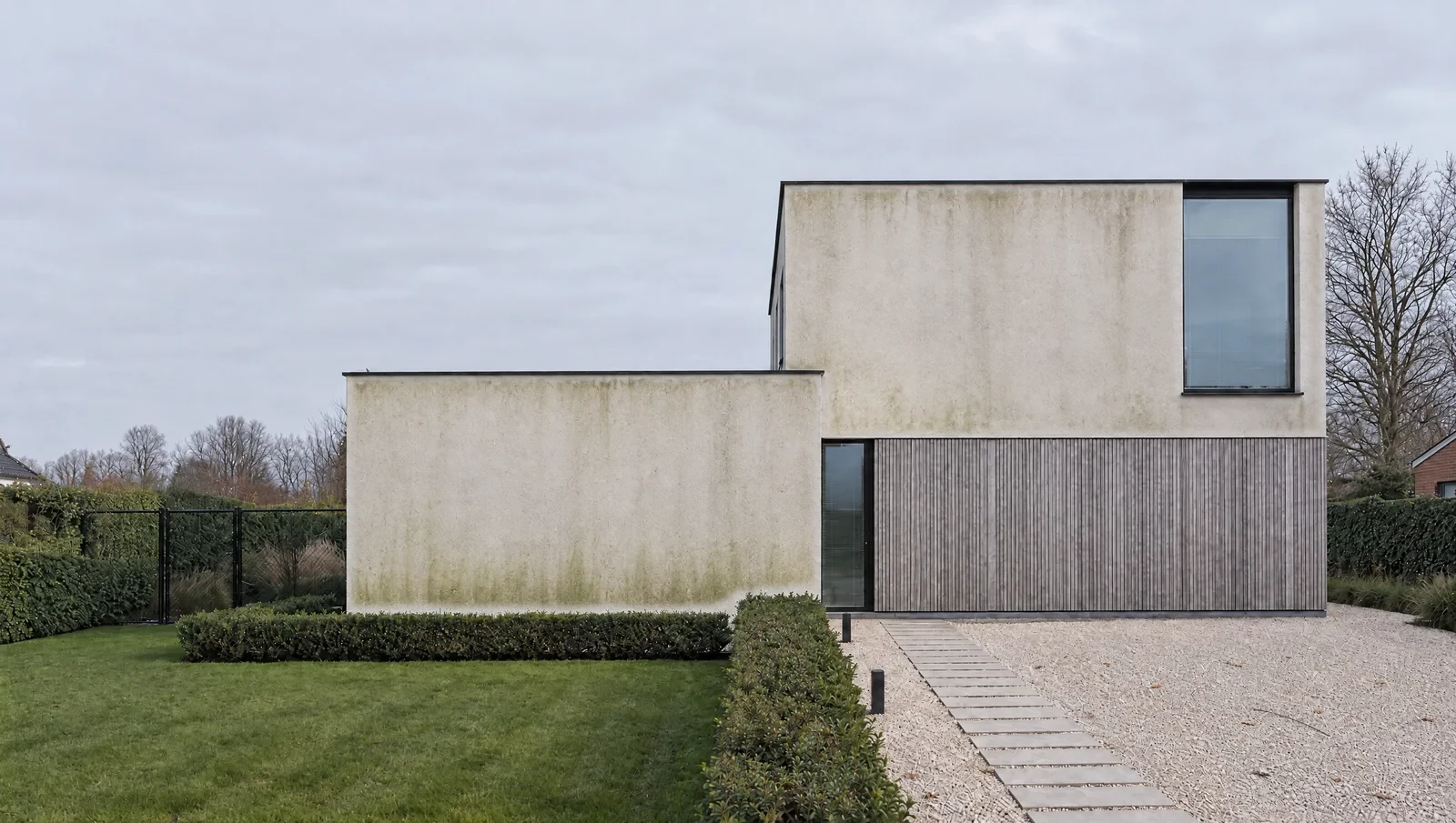 Woning met groene aanslag op de crepigevel.